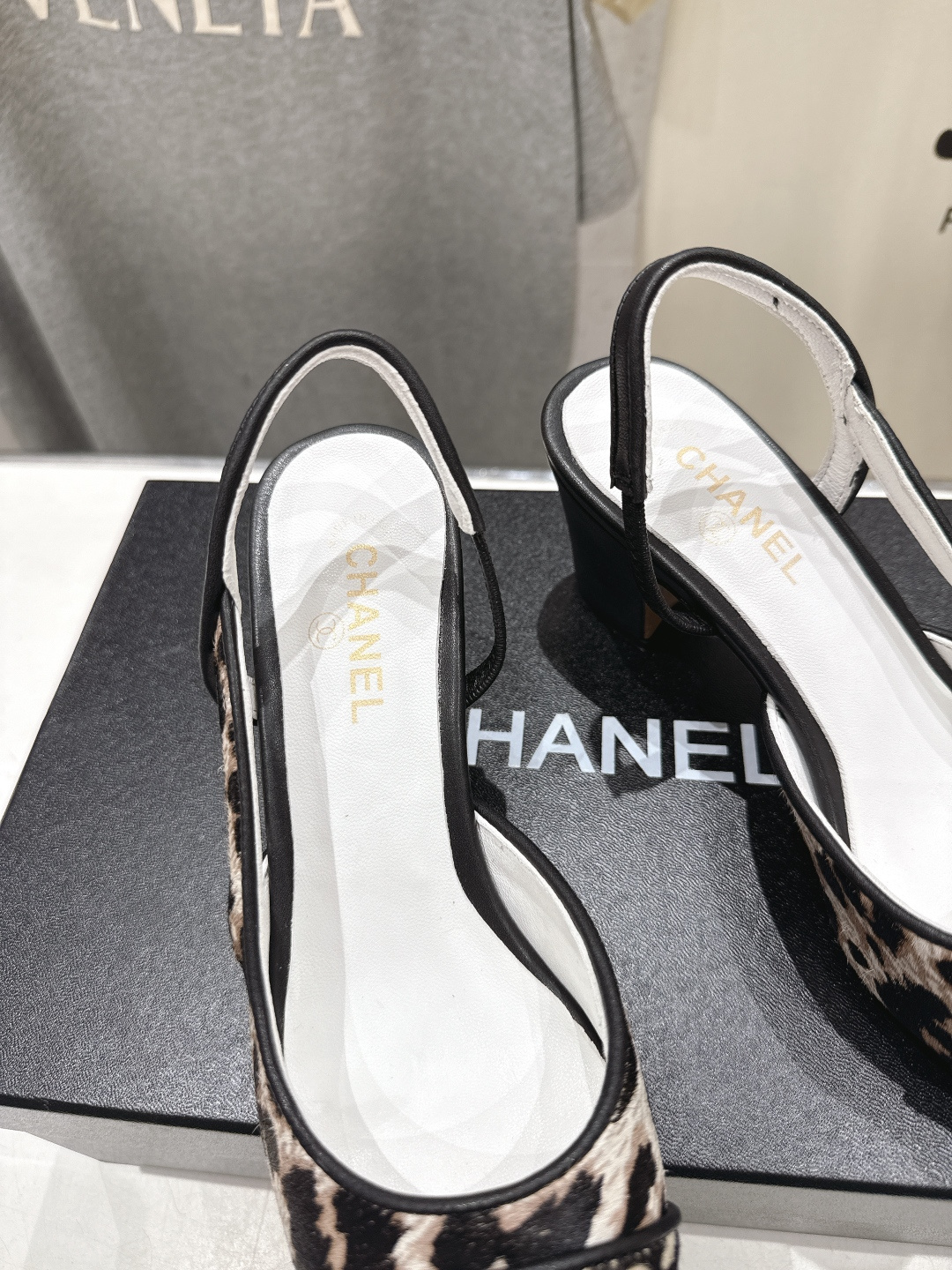 高版本出厂 CHANEL/香奈儿 小香F013 2026ss春夏🆕新款小圆头玛丽珍高跟凉鞋鞋楦精美，米兰