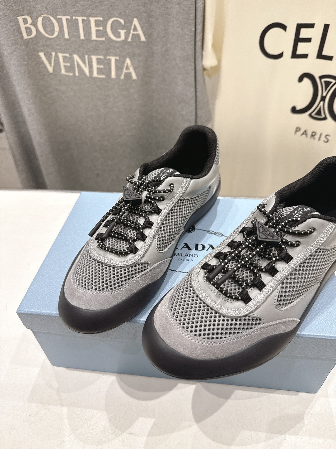 高版本出厂 男码+10 prada/普拉达F034 26ss新款系带透气情侣款休闲鞋运动鞋这款运动鞋延续