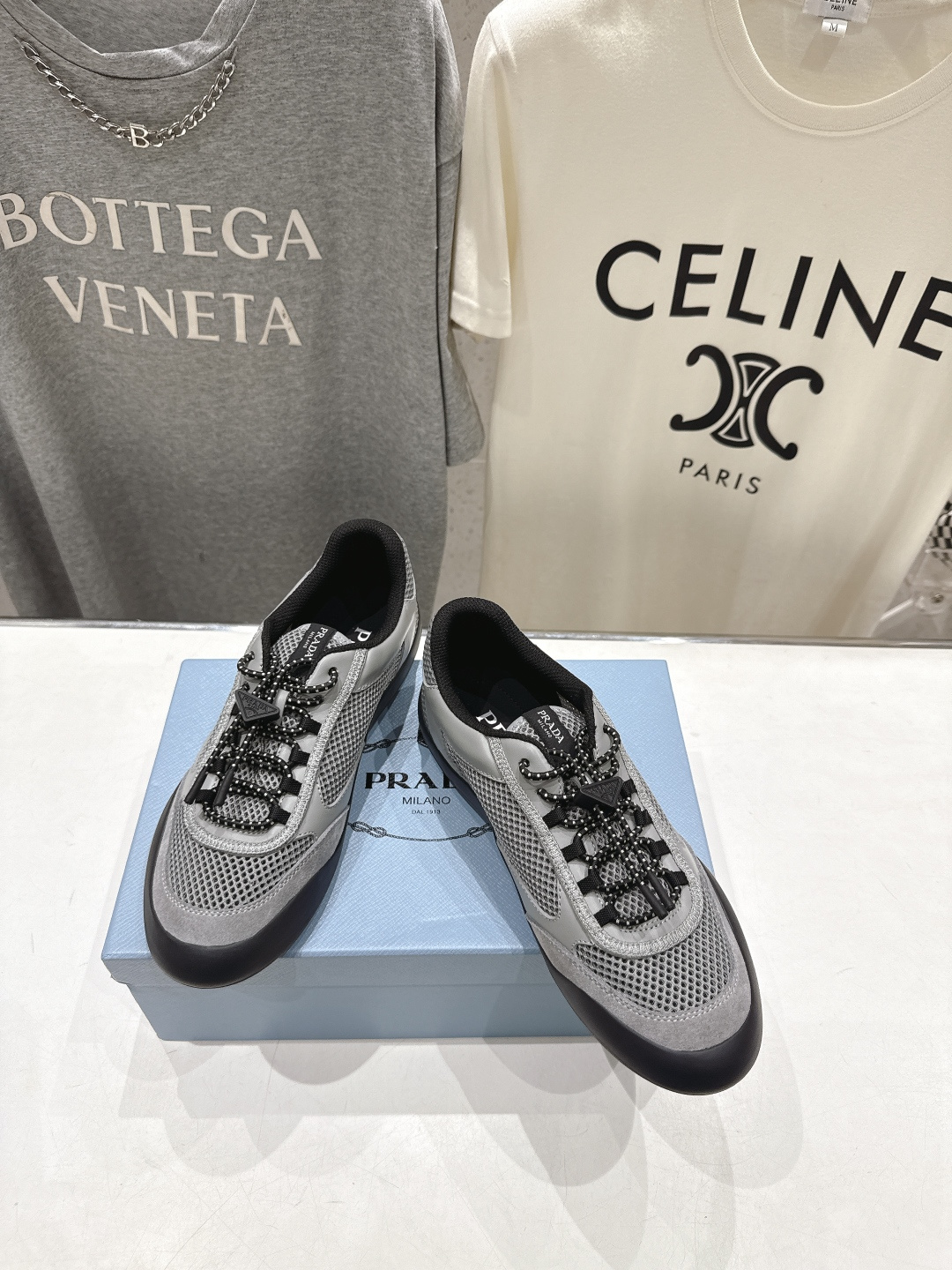 高版本出厂 男码+10 prada/普拉达F034 26ss新款系带透气情侣款休闲鞋运动鞋这款运动鞋延续