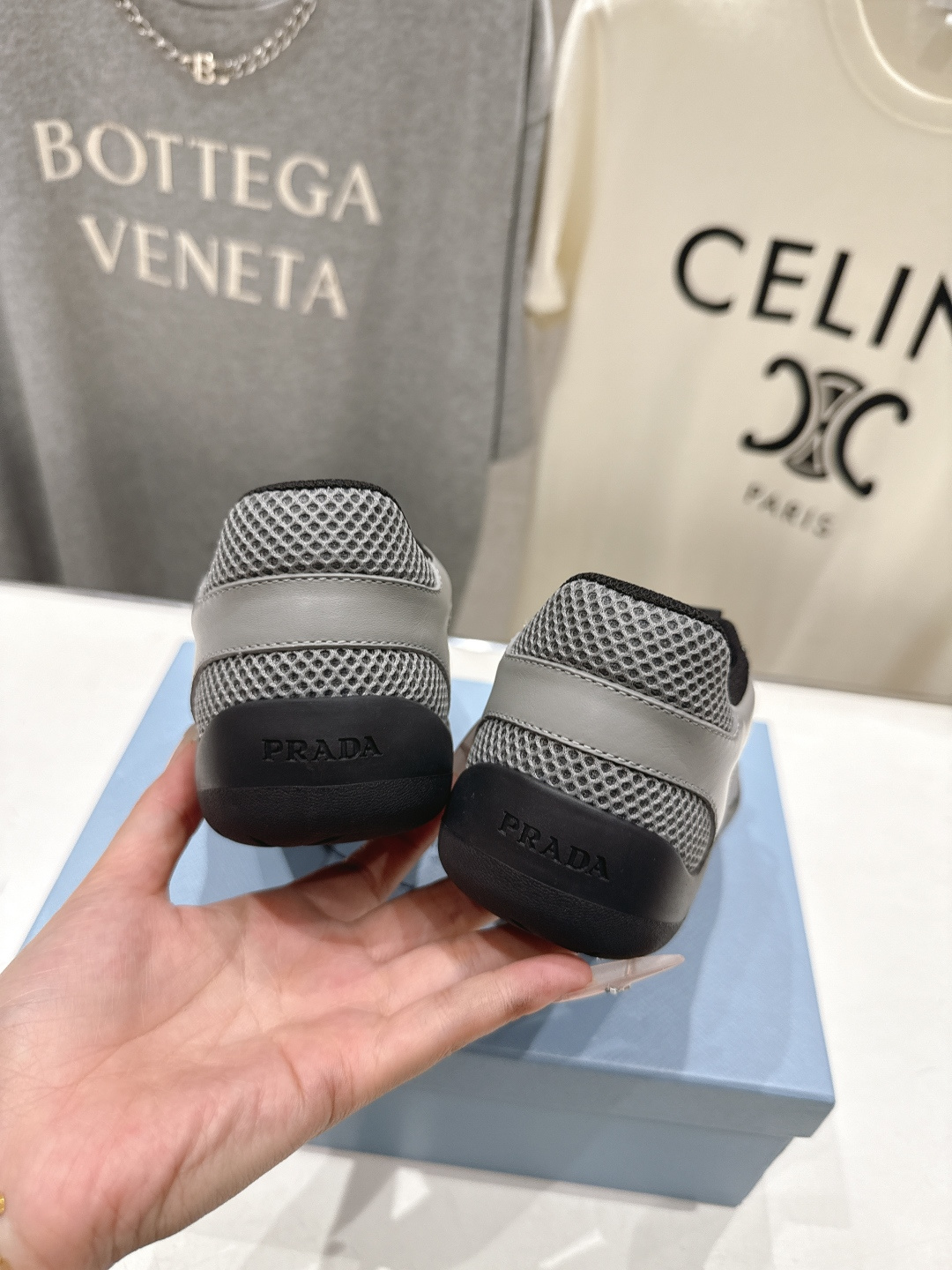 高版本出厂 男码+10 prada/普拉达F034 26ss新款系带透气情侣款休闲鞋运动鞋这款运动鞋延续