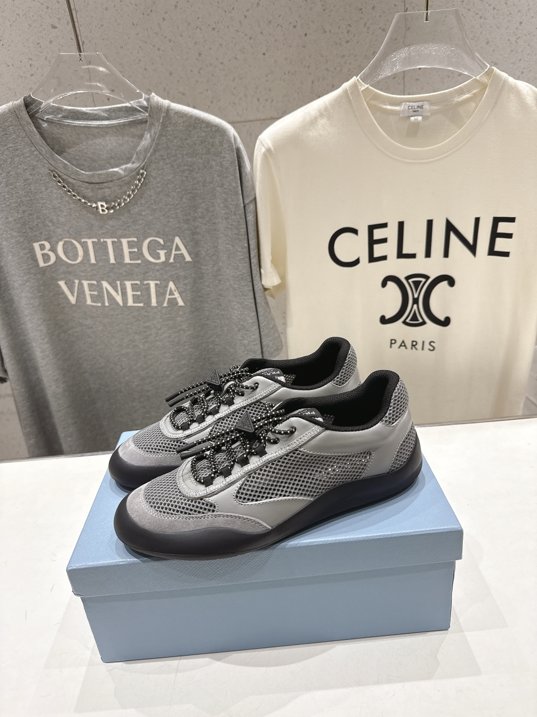 高版本出厂 男码+10 prada/普拉达F034 26ss新款系带透气情侣款休闲鞋运动鞋这款运动鞋延续