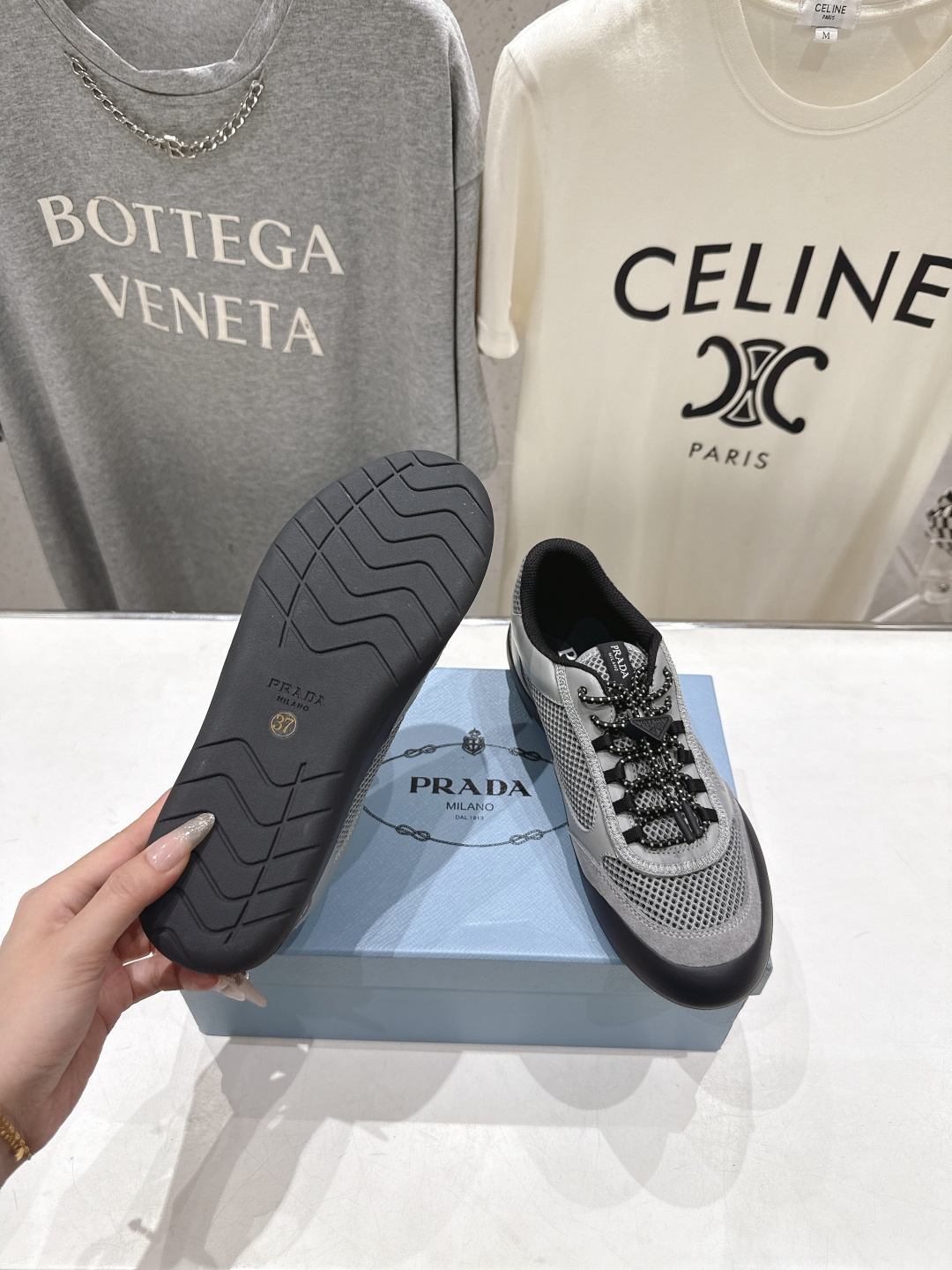 高版本出厂 男码+10 prada/普拉达F034 26ss新款系带透气情侣款休闲鞋运动鞋这款运动鞋延续