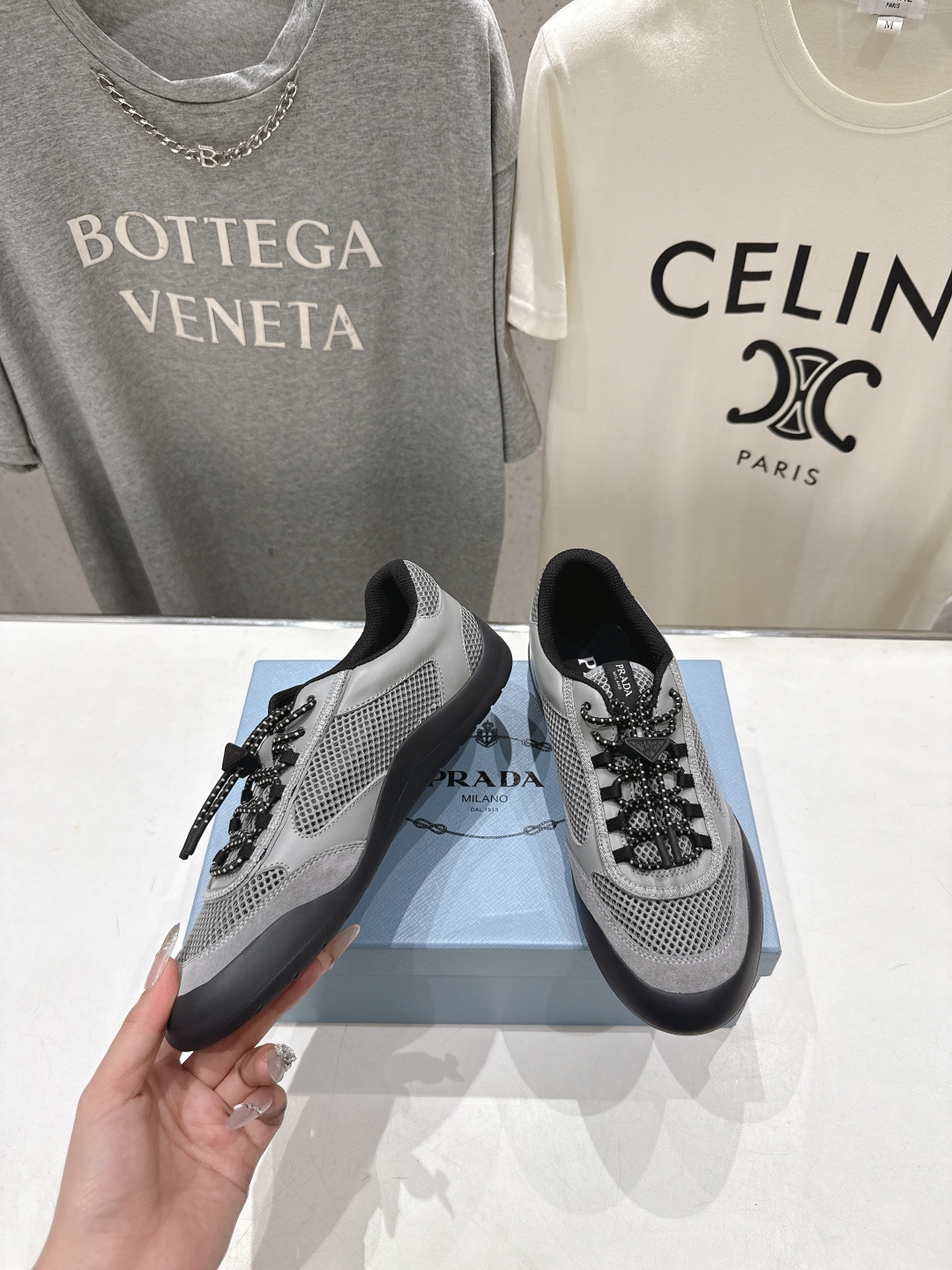 高版本出厂 男码+10 prada/普拉达F034 26ss新款系带透气情侣款休闲鞋运动鞋这款运动鞋延续