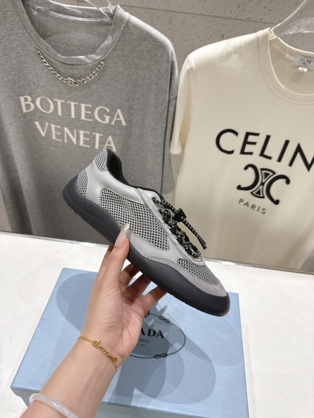 高版本出厂 男码+10 prada/普拉达F034 26ss新款系带透气情侣款休闲鞋运动鞋这款运动鞋延续