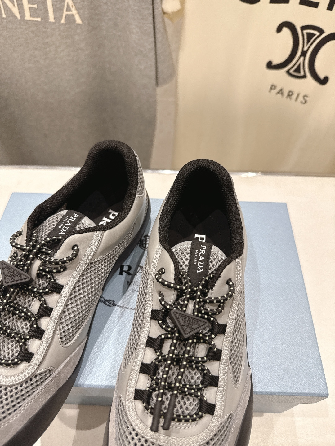 高版本出厂 男码+10 prada/普拉达F034 26ss新款系带透气情侣款休闲鞋运动鞋这款运动鞋延续