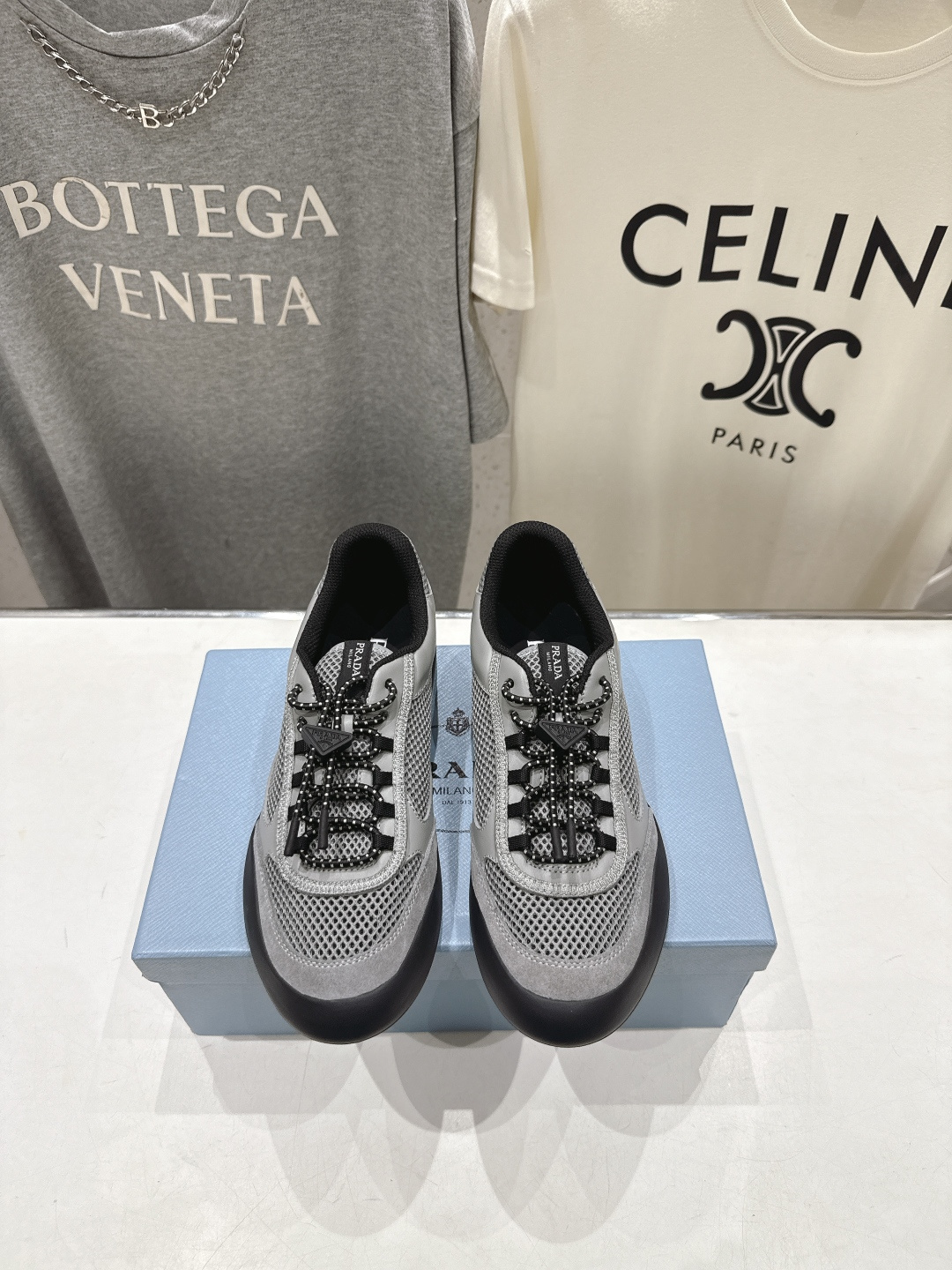 高版本出厂 男码+10 prada/普拉达F034 26ss新款系带透气情侣款休闲鞋运动鞋这款运动鞋延续