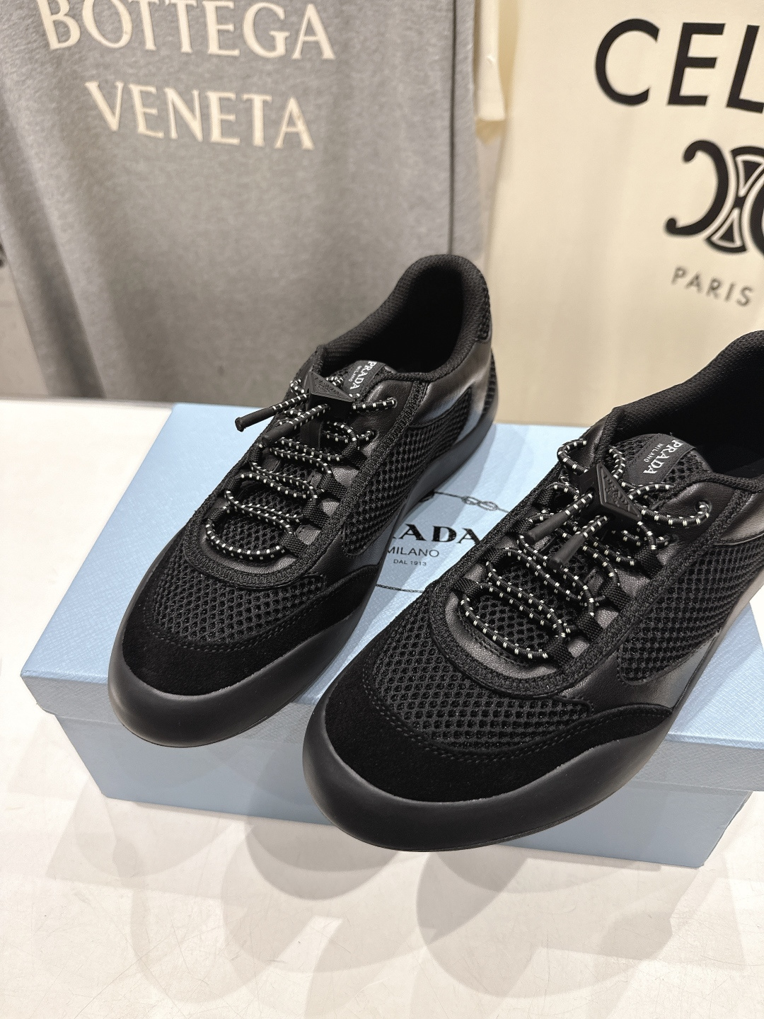 高版本出厂 男码+10 prada/普拉达F034 26ss新款系带透气情侣款休闲鞋运动鞋这款运动鞋延续