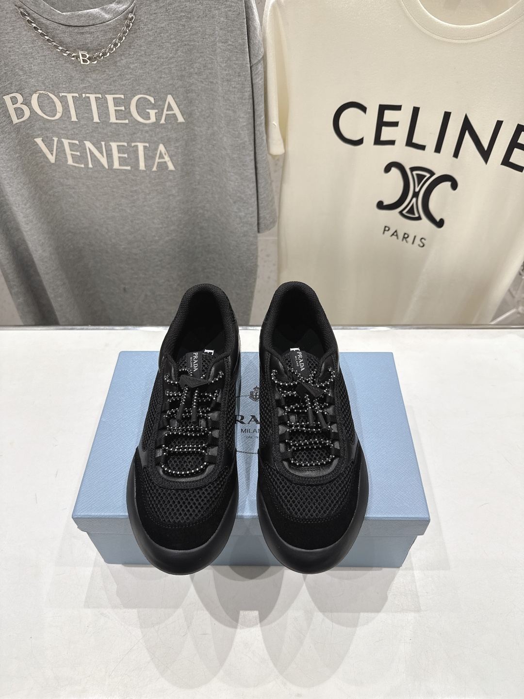 高版本出厂 男码+10 prada/普拉达F034 26ss新款系带透气情侣款休闲鞋运动鞋这款运动鞋延续