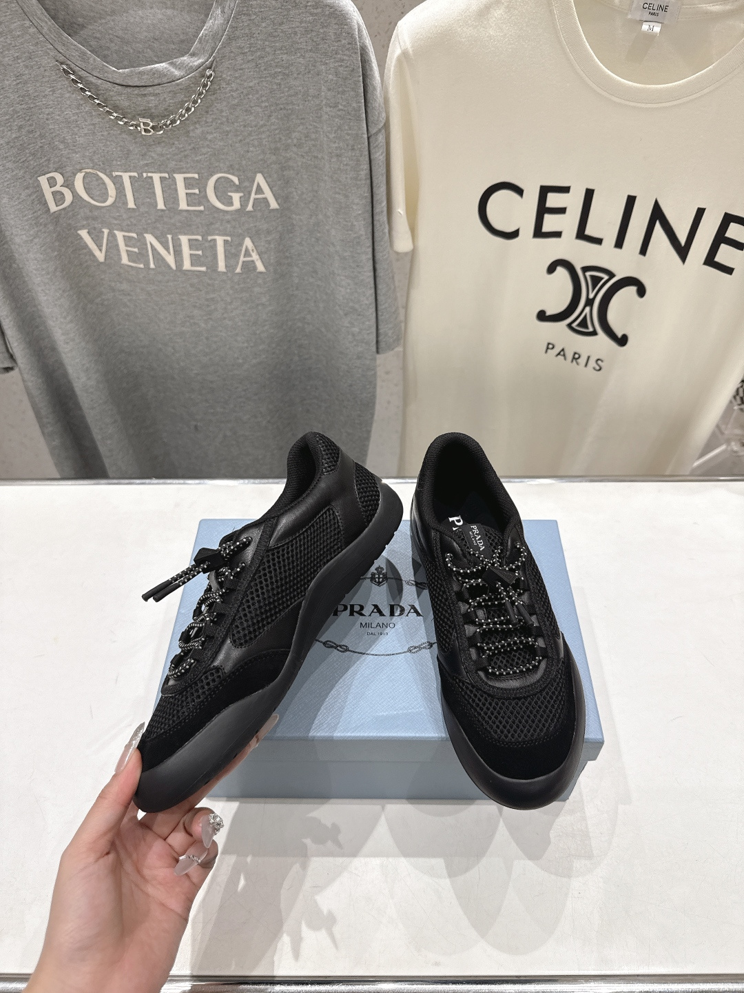 高版本出厂 男码+10 prada/普拉达F034 26ss新款系带透气情侣款休闲鞋运动鞋这款运动鞋延续