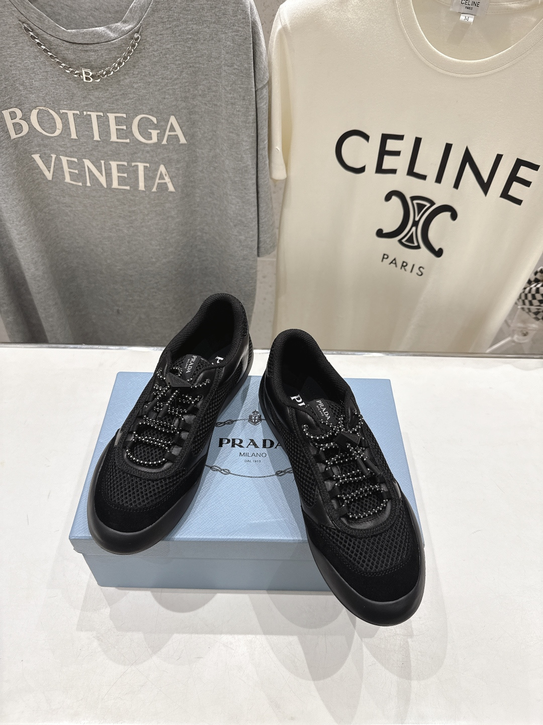 高版本出厂 男码+10 prada/普拉达F034 26ss新款系带透气情侣款休闲鞋运动鞋这款运动鞋延续