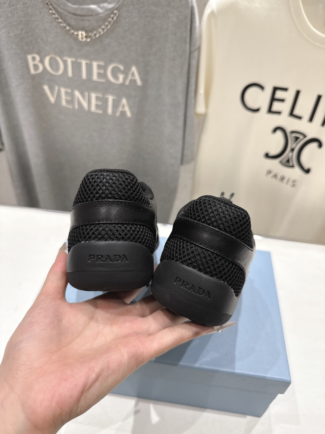 高版本出厂 男码+10 prada/普拉达F034 26ss新款系带透气情侣款休闲鞋运动鞋这款运动鞋延续