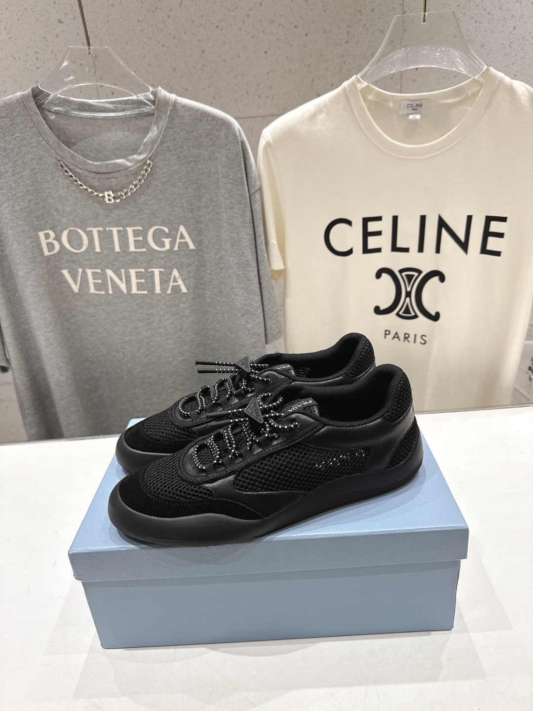 高版本出厂 男码+10 prada/普拉达F034 26ss新款系带透气情侣款休闲鞋运动鞋这款运动鞋延续