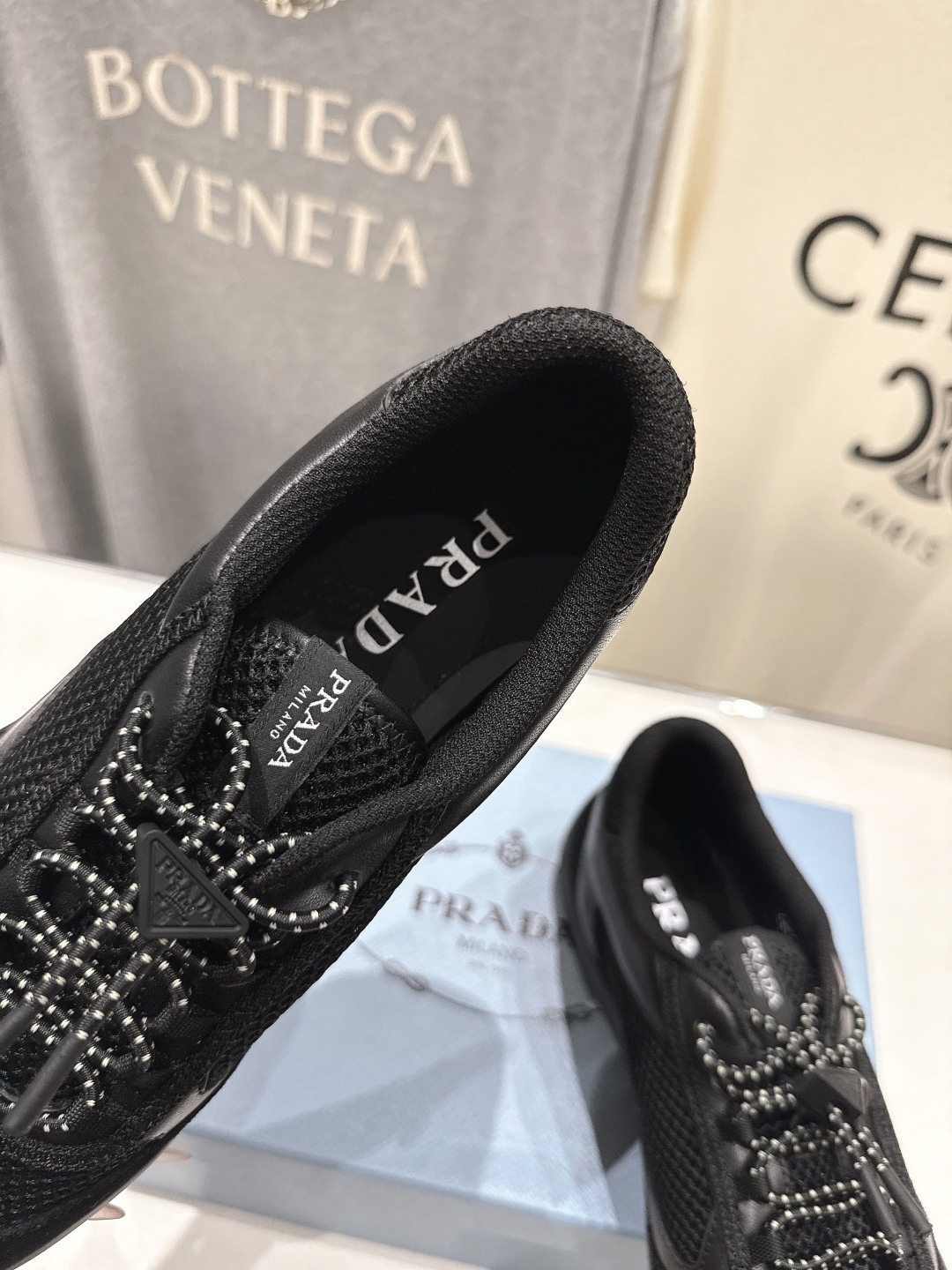 高版本出厂 男码+10 prada/普拉达F034 26ss新款系带透气情侣款休闲鞋运动鞋这款运动鞋延续