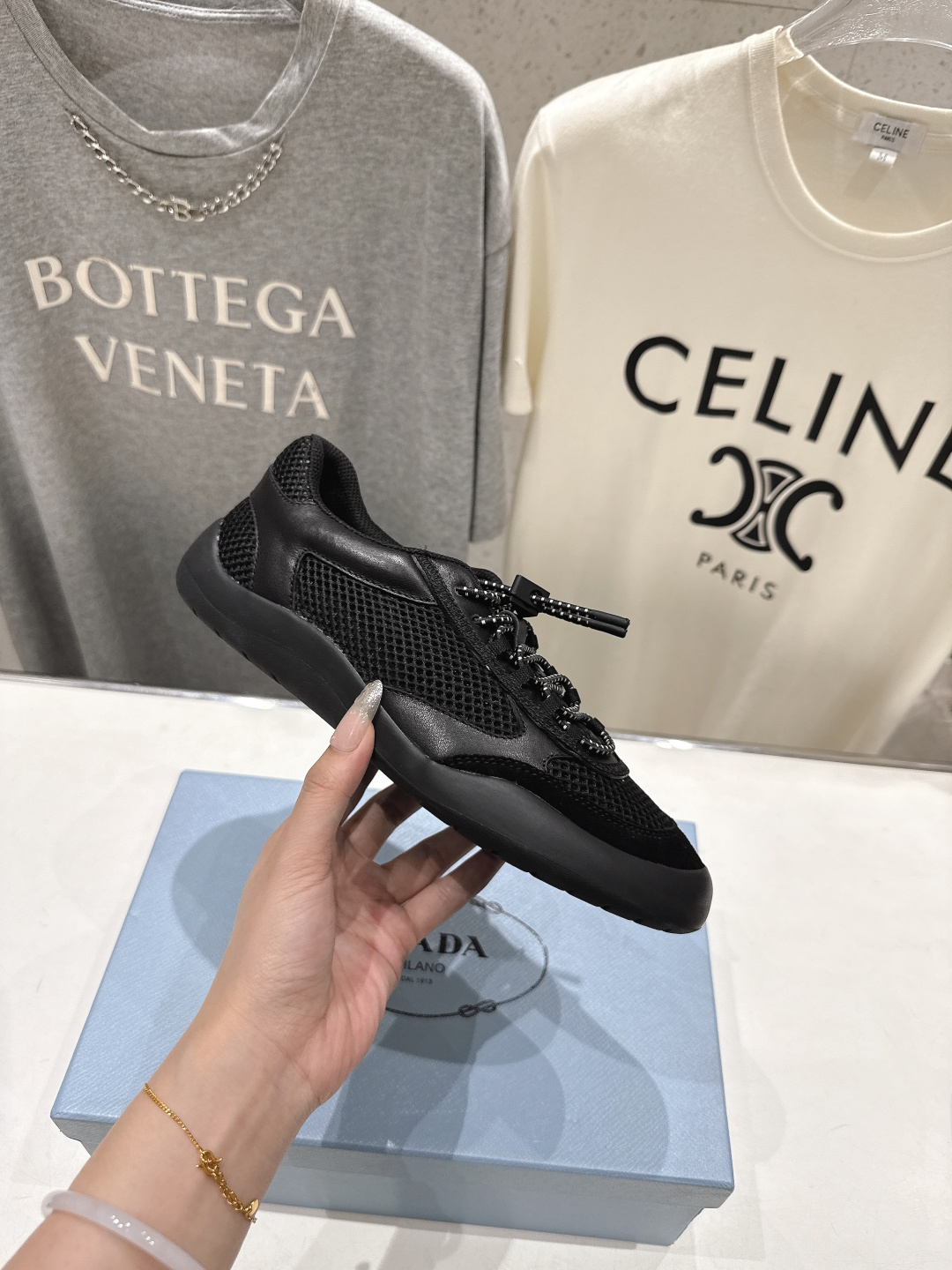 高版本出厂 男码+10 prada/普拉达F034 26ss新款系带透气情侣款休闲鞋运动鞋这款运动鞋延续