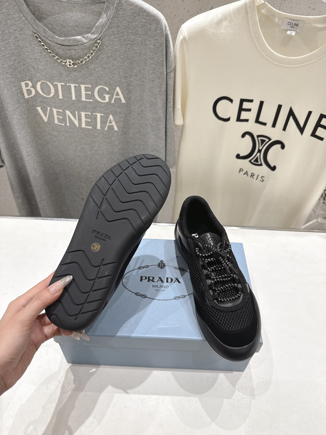 高版本出厂 男码+10 prada/普拉达F034 26ss新款系带透气情侣款休闲鞋运动鞋这款运动鞋延续