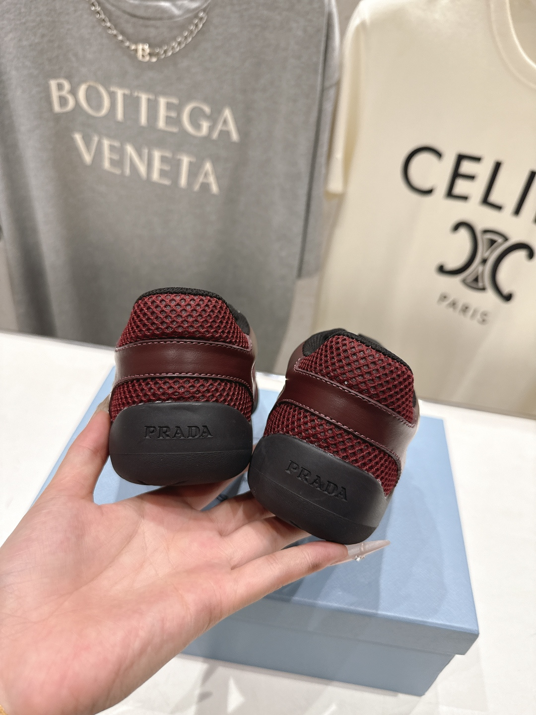 高版本出厂 男码+10 prada/普拉达F034 26ss新款系带透气情侣款休闲鞋运动鞋这款运动鞋延续