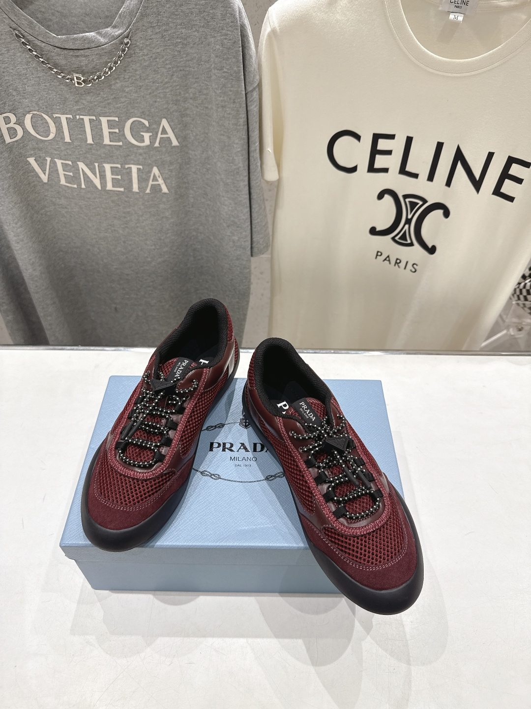 高版本出厂 男码+10 prada/普拉达F034 26ss新款系带透气情侣款休闲鞋运动鞋这款运动鞋延续