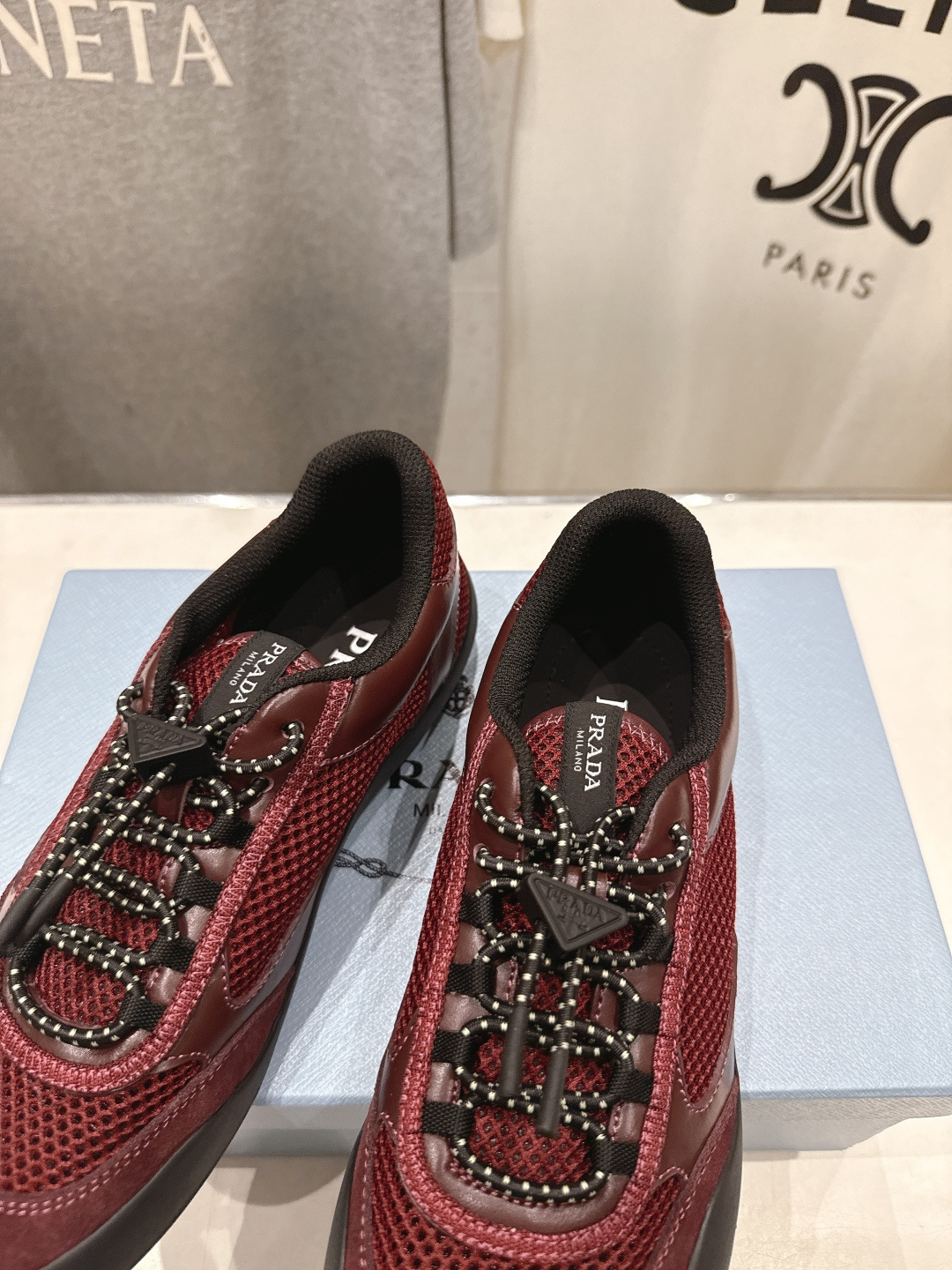 高版本出厂 男码+10 prada/普拉达F034 26ss新款系带透气情侣款休闲鞋运动鞋这款运动鞋延续