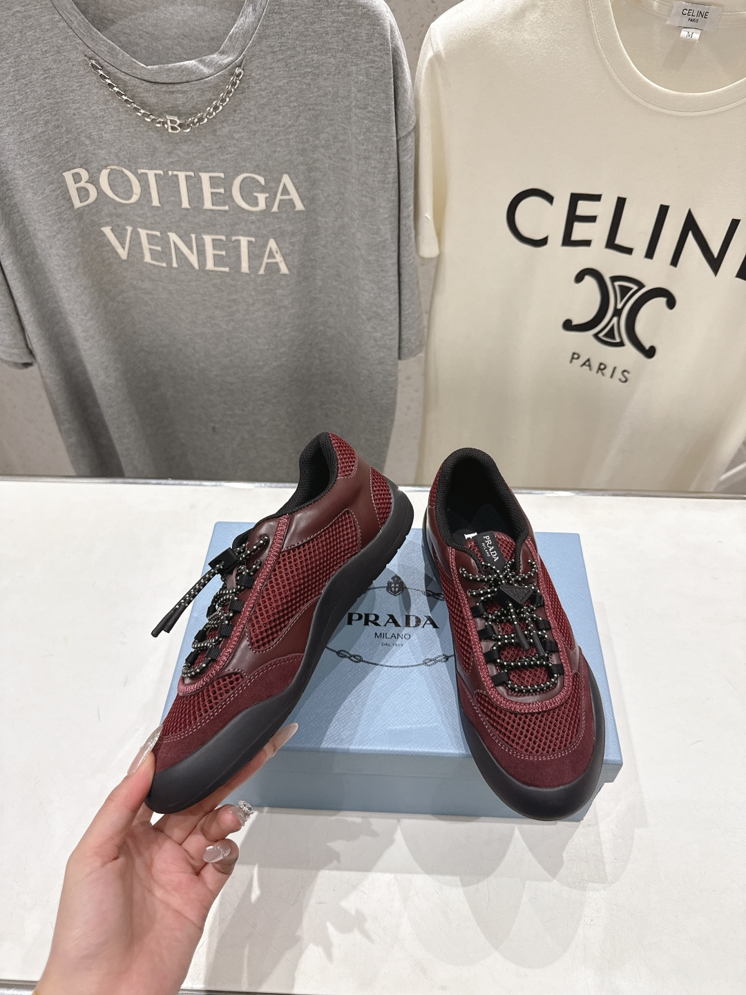 高版本出厂 男码+10 prada/普拉达F034 26ss新款系带透气情侣款休闲鞋运动鞋这款运动鞋延续