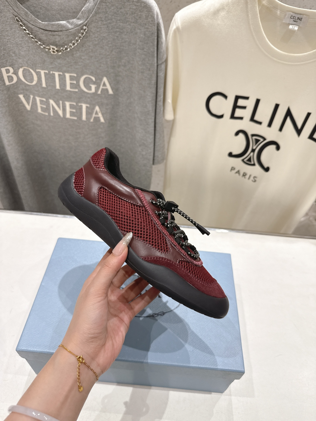 高版本出厂 男码+10 prada/普拉达F034 26ss新款系带透气情侣款休闲鞋运动鞋这款运动鞋延续