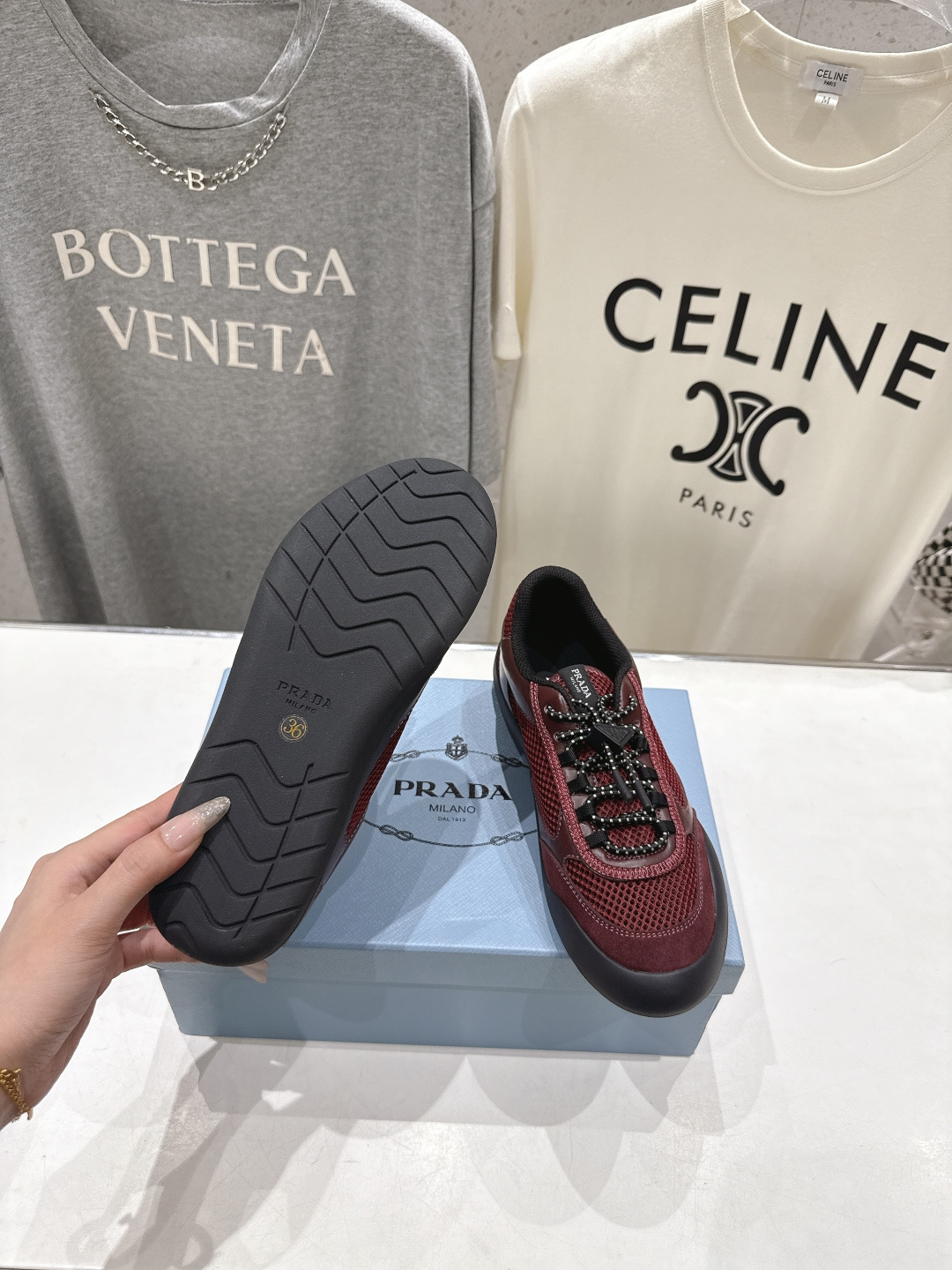 高版本出厂 男码+10 prada/普拉达F034 26ss新款系带透气情侣款休闲鞋运动鞋这款运动鞋延续