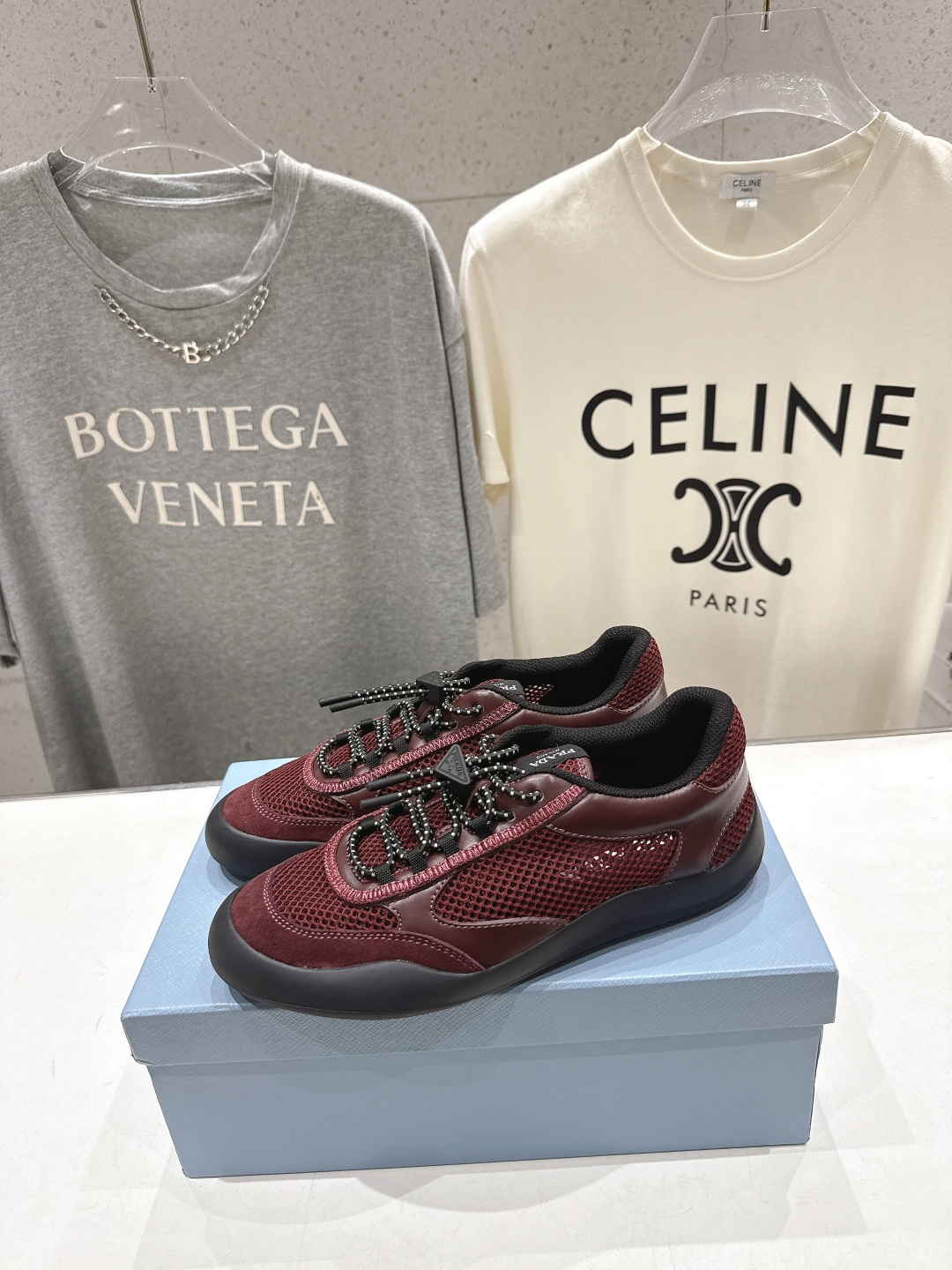 高版本出厂 男码+10 prada/普拉达F034 26ss新款系带透气情侣款休闲鞋运动鞋这款运动鞋延续