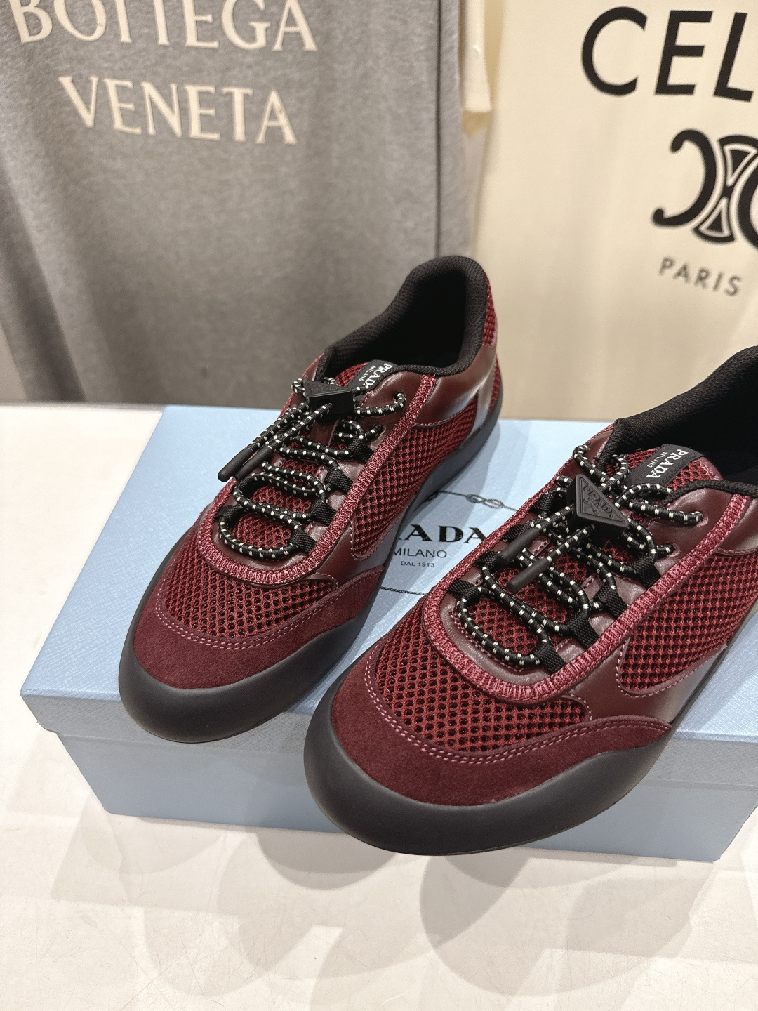 高版本出厂 男码+10 prada/普拉达F034 26ss新款系带透气情侣款休闲鞋运动鞋这款运动鞋延续