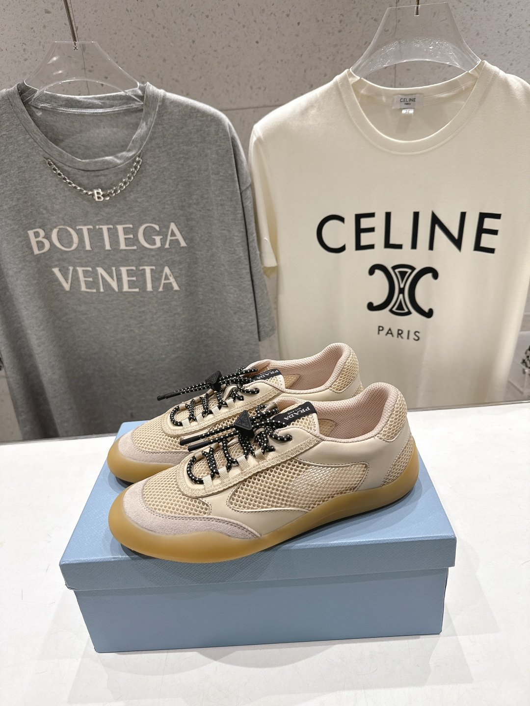 高版本出厂 男码+10 prada/普拉达F034 26ss新款系带透气情侣款休闲鞋运动鞋这款运动鞋延续