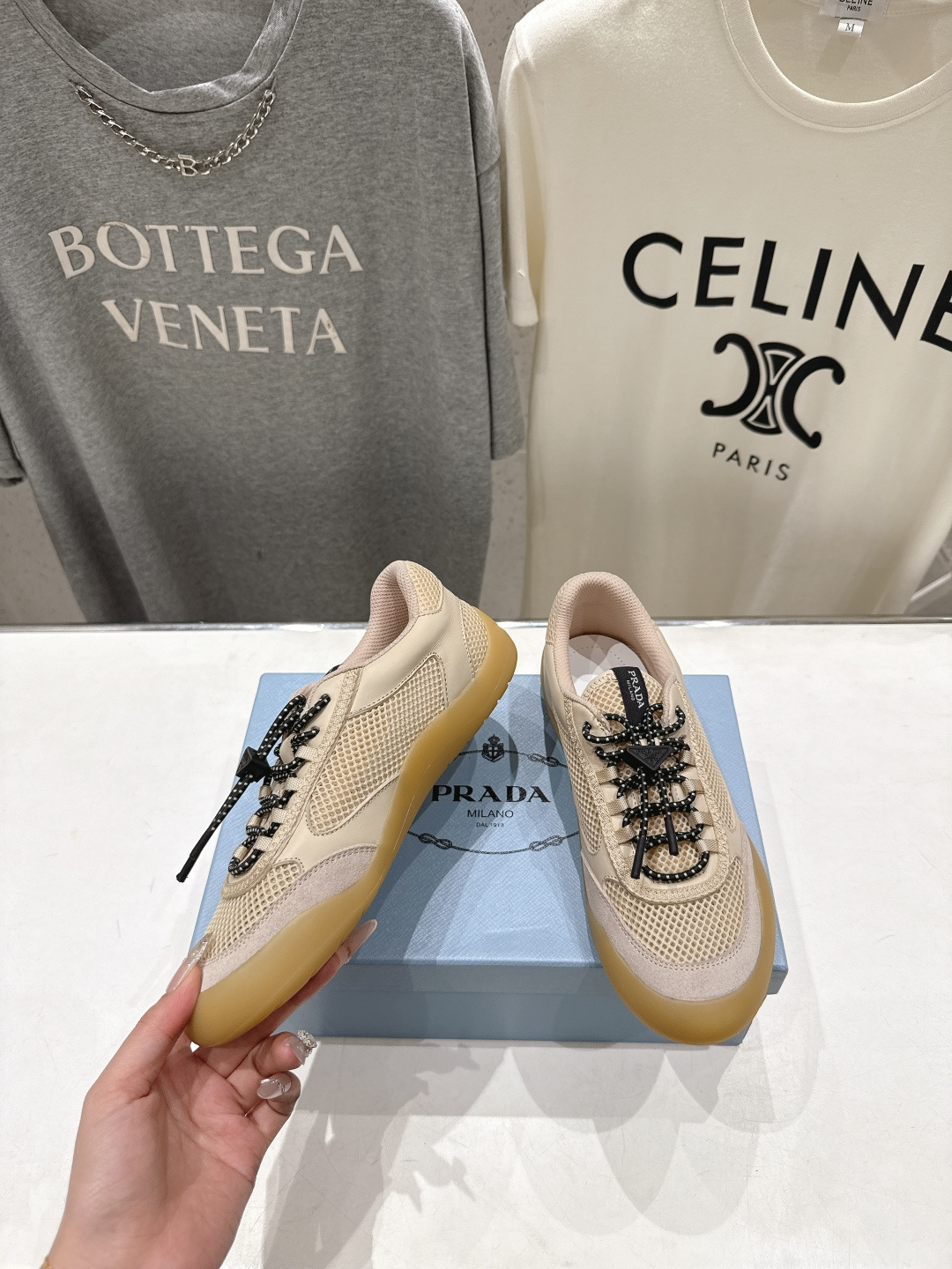 高版本出厂 男码+10 prada/普拉达F034 26ss新款系带透气情侣款休闲鞋运动鞋这款运动鞋延续