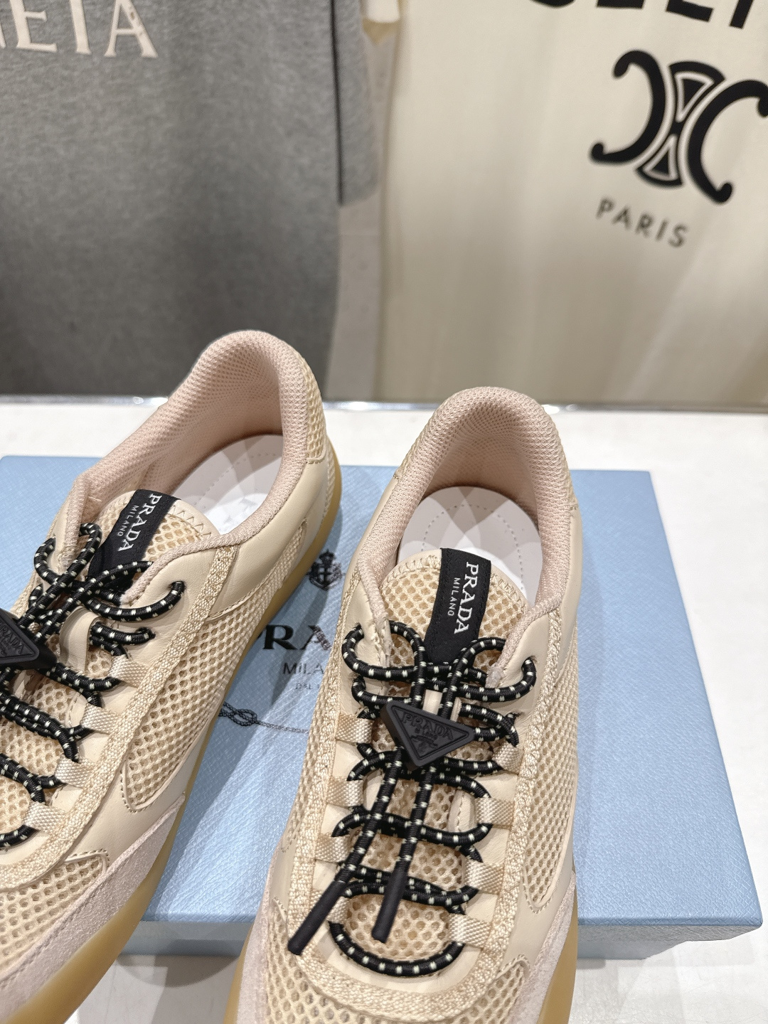 高版本出厂 男码+10 prada/普拉达F034 26ss新款系带透气情侣款休闲鞋运动鞋这款运动鞋延续