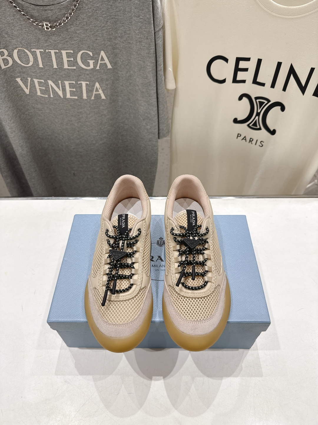 高版本出厂 男码+10 prada/普拉达F034 26ss新款系带透气情侣款休闲鞋运动鞋这款运动鞋延续