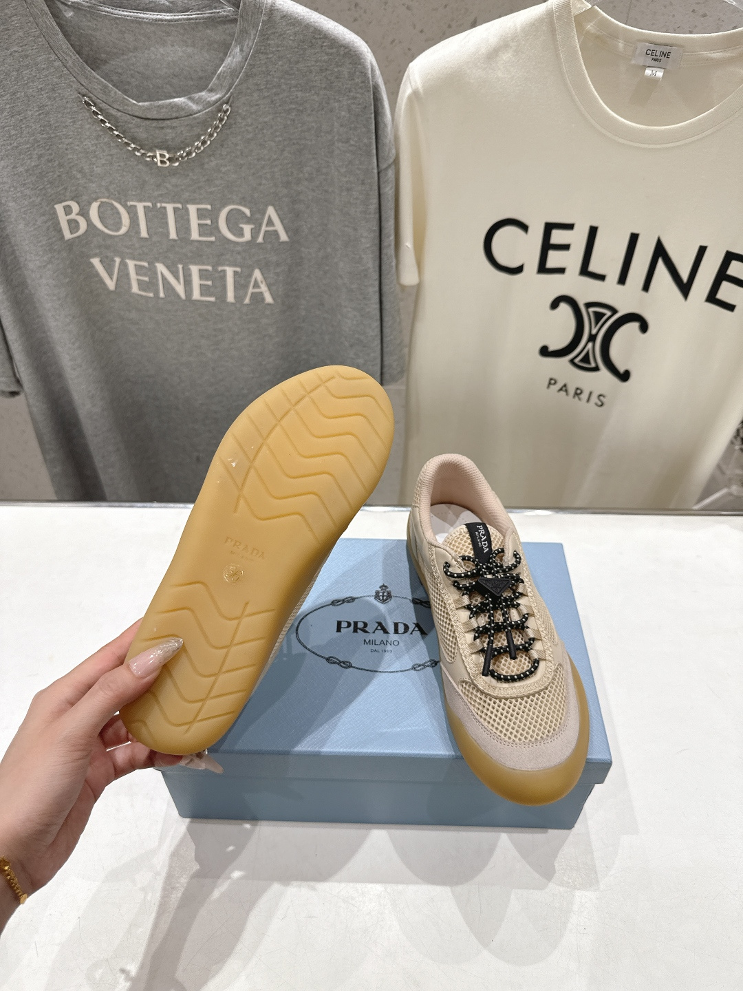 高版本出厂 男码+10 prada/普拉达F034 26ss新款系带透气情侣款休闲鞋运动鞋这款运动鞋延续