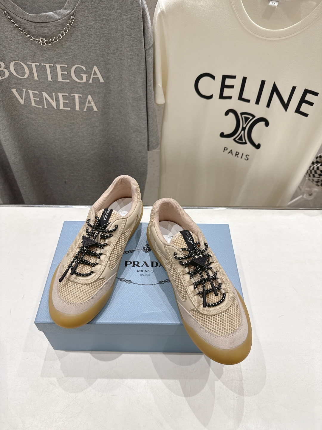 高版本出厂 男码+10 prada/普拉达F034 26ss新款系带透气情侣款休闲鞋运动鞋这款运动鞋延续