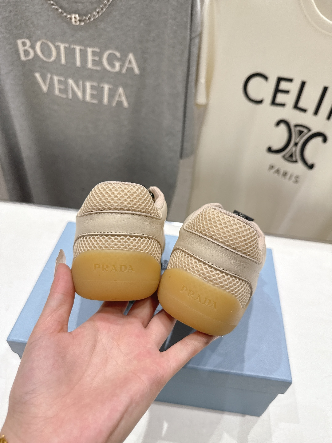 高版本出厂 男码+10 prada/普拉达F034 26ss新款系带透气情侣款休闲鞋运动鞋这款运动鞋延续