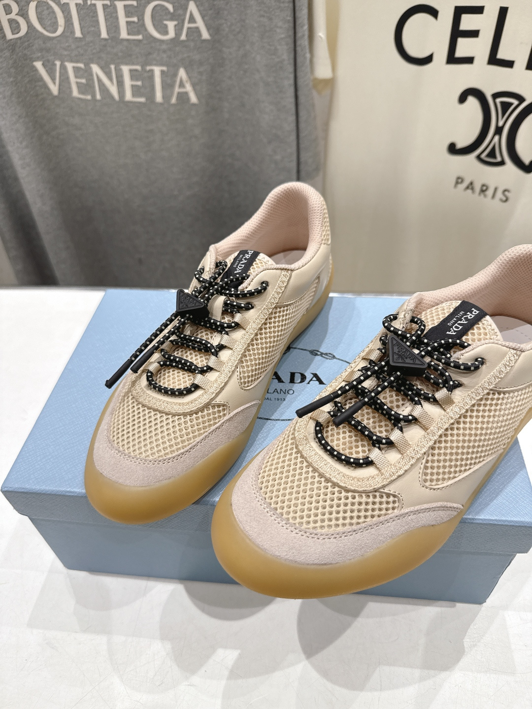 高版本出厂 男码+10 prada/普拉达F034 26ss新款系带透气情侣款休闲鞋运动鞋这款运动鞋延续