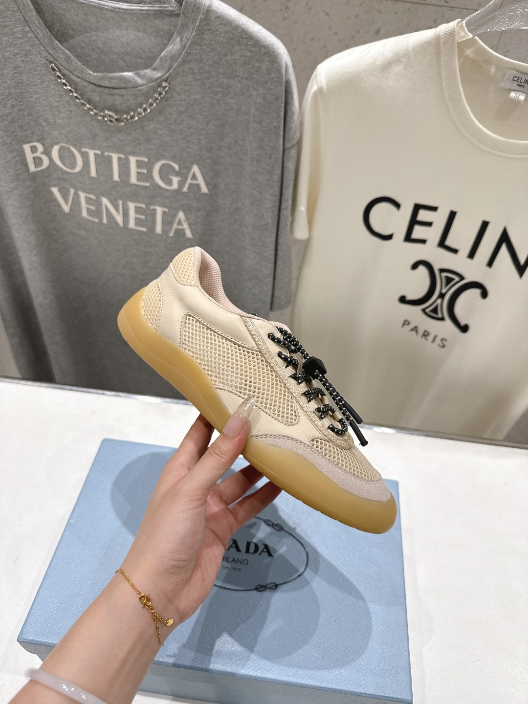 高版本出厂 男码+10 prada/普拉达F034 26ss新款系带透气情侣款休闲鞋运动鞋这款运动鞋延续