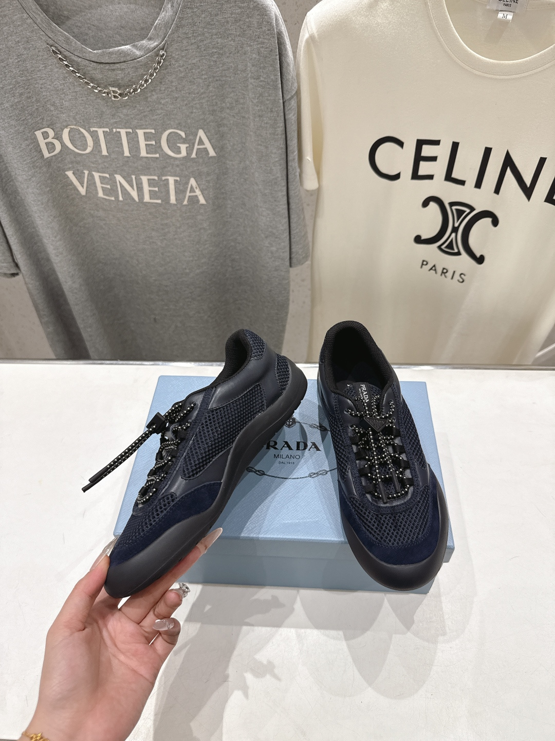 高版本出厂 男码+10 prada/普拉达F034 26ss新款系带透气情侣款休闲鞋运动鞋这款运动鞋延续