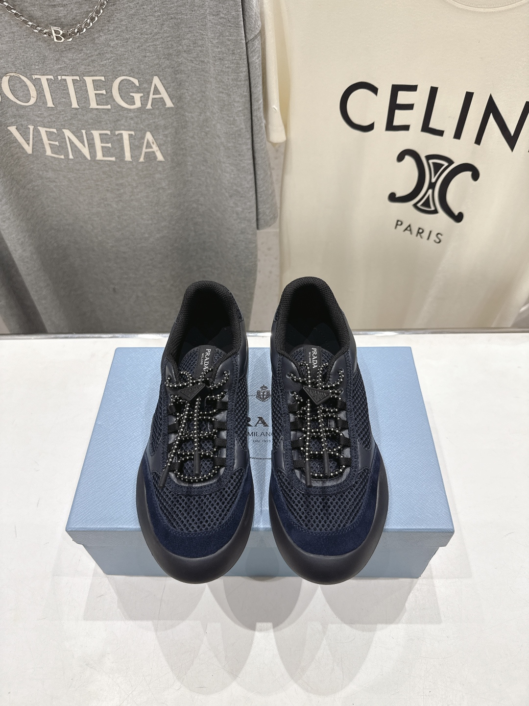 高版本出厂 男码+10 prada/普拉达F034 26ss新款系带透气情侣款休闲鞋运动鞋这款运动鞋延续