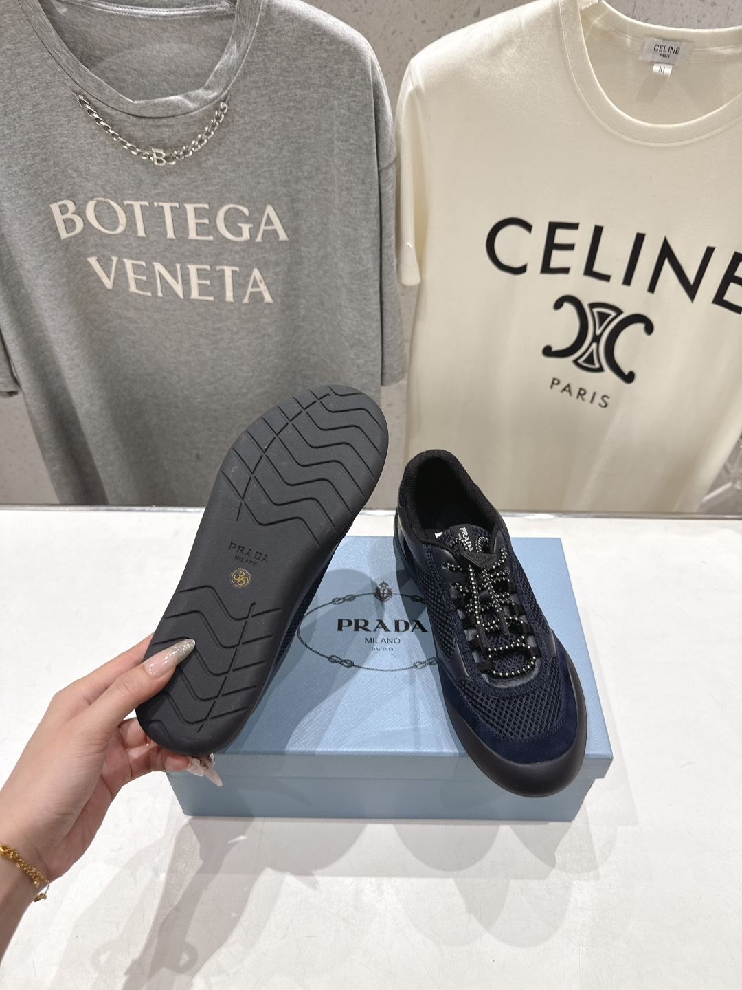 高版本出厂 男码+10 prada/普拉达F034 26ss新款系带透气情侣款休闲鞋运动鞋这款运动鞋延续