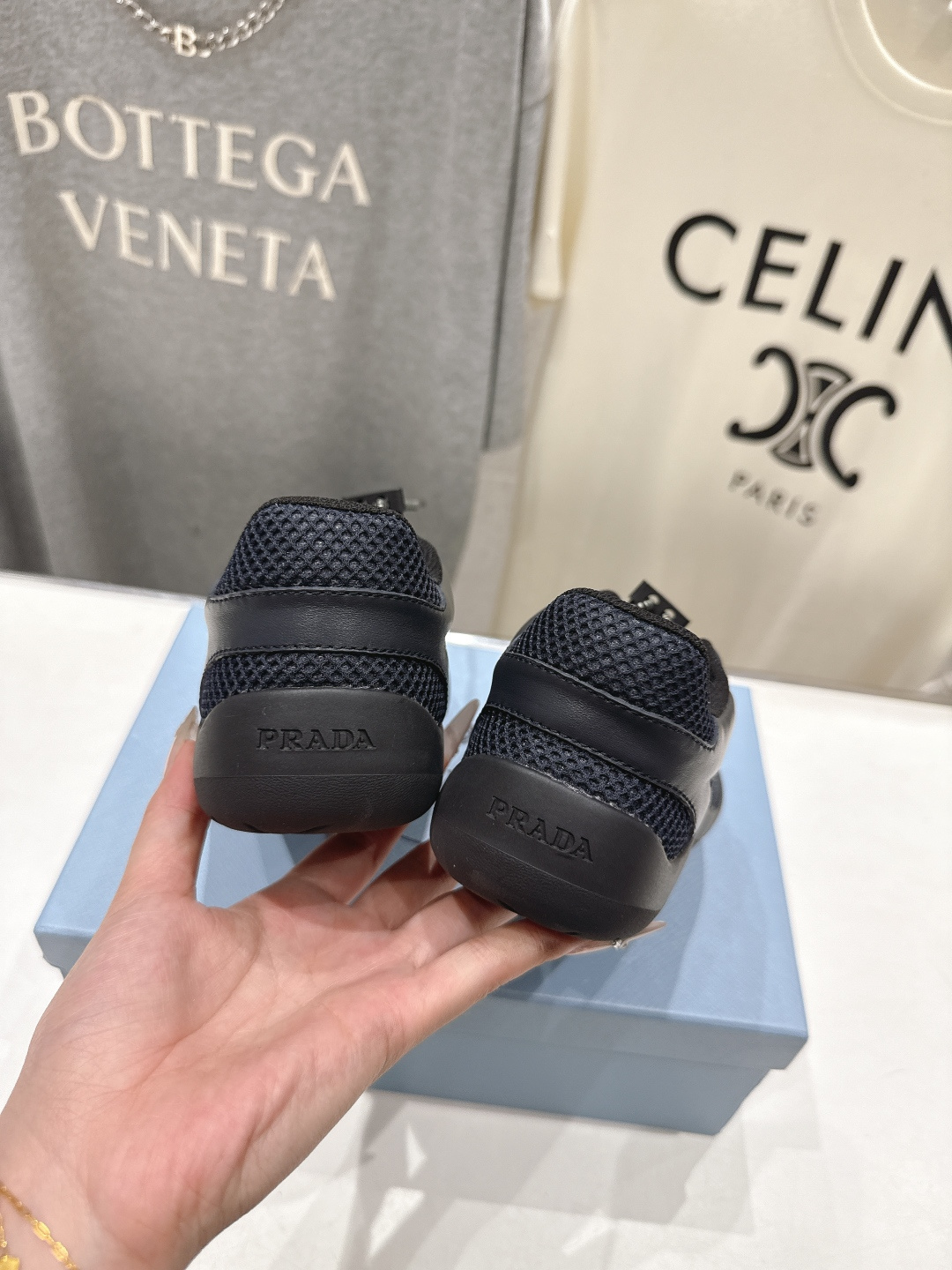 高版本出厂 男码+10 prada/普拉达F034 26ss新款系带透气情侣款休闲鞋运动鞋这款运动鞋延续