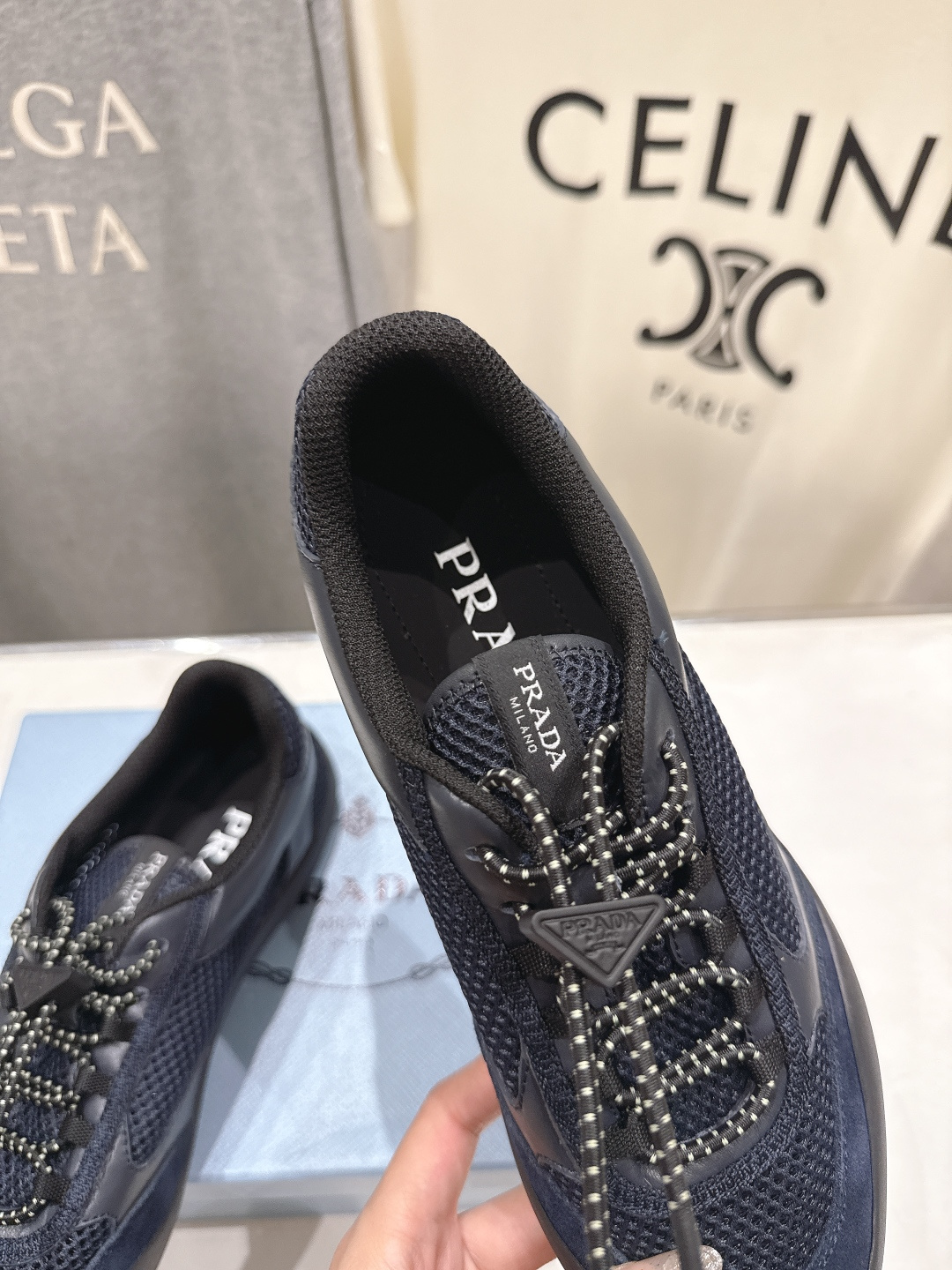 高版本出厂 男码+10 prada/普拉达F034 26ss新款系带透气情侣款休闲鞋运动鞋这款运动鞋延续