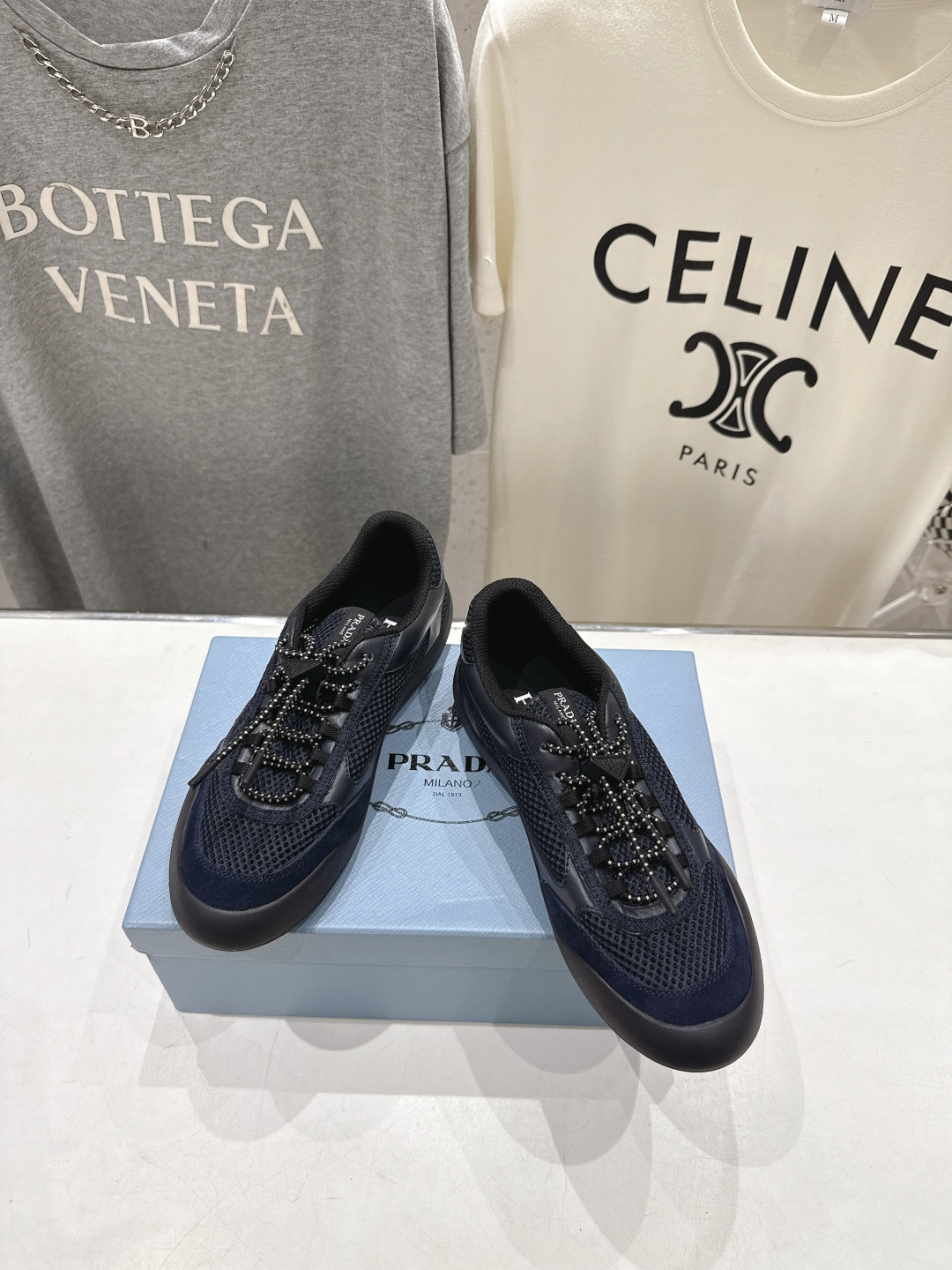 高版本出厂 男码+10 prada/普拉达F034 26ss新款系带透气情侣款休闲鞋运动鞋这款运动鞋延续