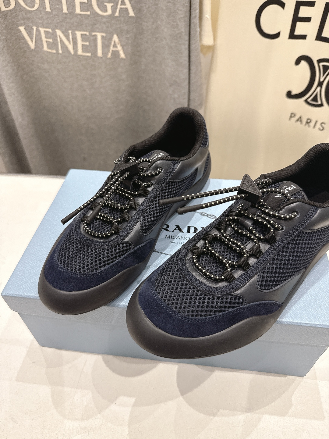 高版本出厂 男码+10 prada/普拉达F034 26ss新款系带透气情侣款休闲鞋运动鞋这款运动鞋延续