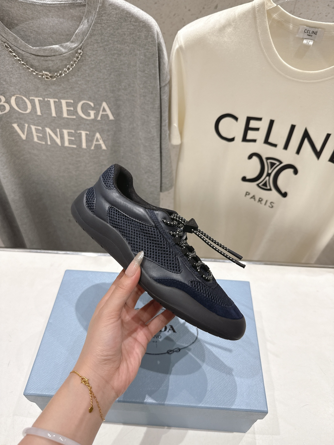 高版本出厂 男码+10 prada/普拉达F034 26ss新款系带透气情侣款休闲鞋运动鞋这款运动鞋延续