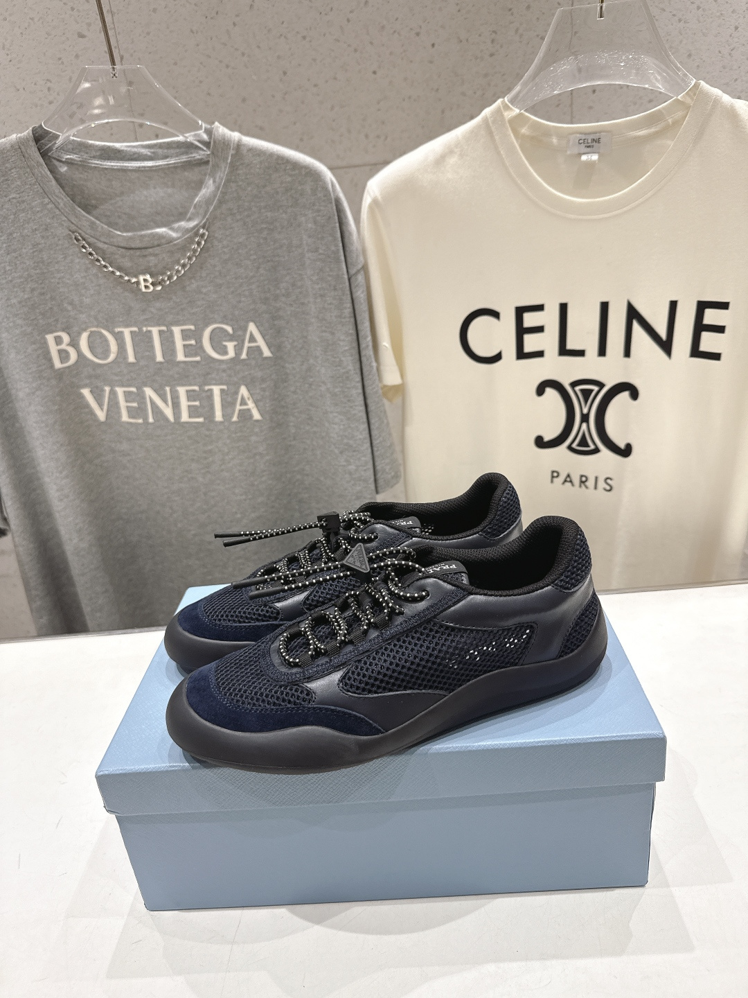 高版本出厂 男码+10 prada/普拉达F034 26ss新款系带透气情侣款休闲鞋运动鞋这款运动鞋延续