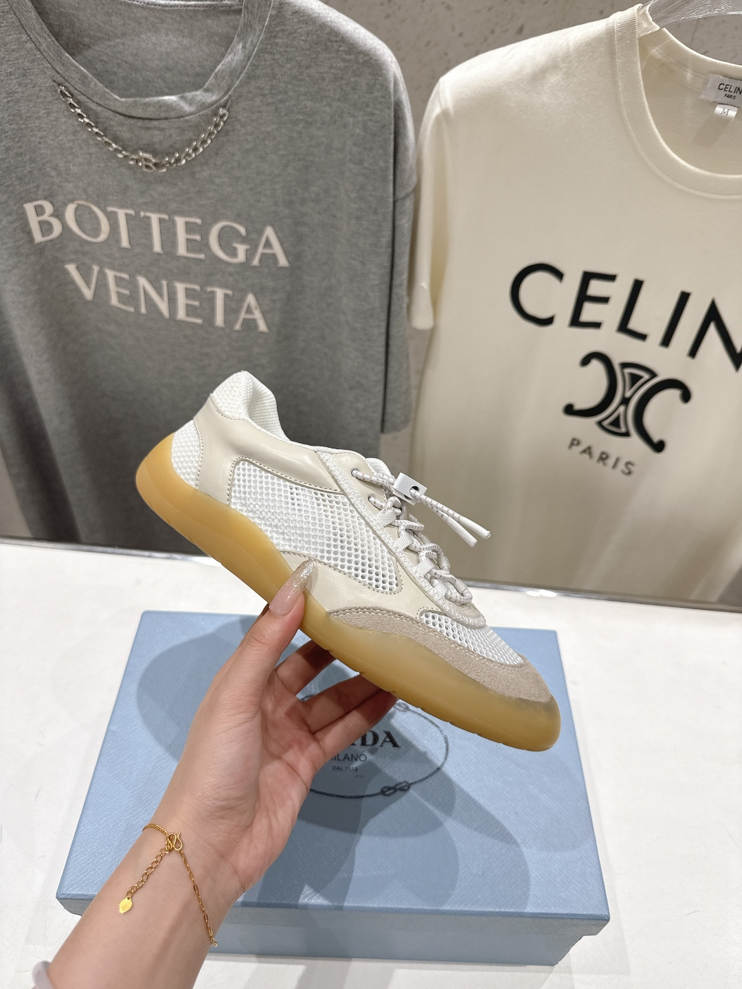 高版本出厂 男码+10 prada/普拉达F034 26ss新款系带透气情侣款休闲鞋运动鞋这款运动鞋延续