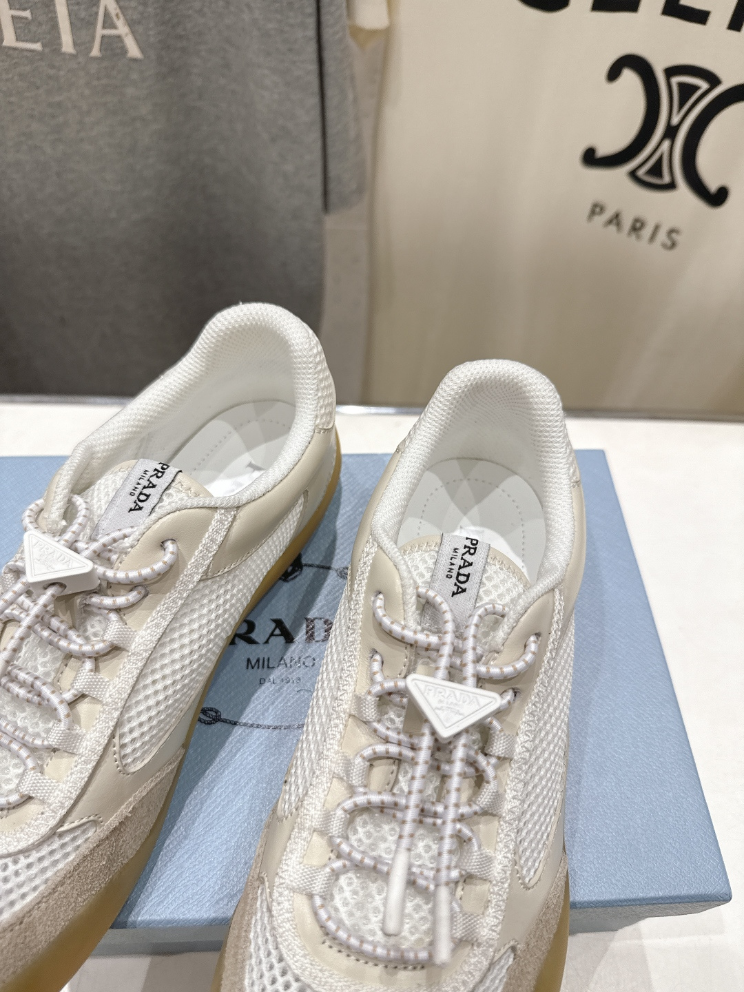 高版本出厂 男码+10 prada/普拉达F034 26ss新款系带透气情侣款休闲鞋运动鞋这款运动鞋延续