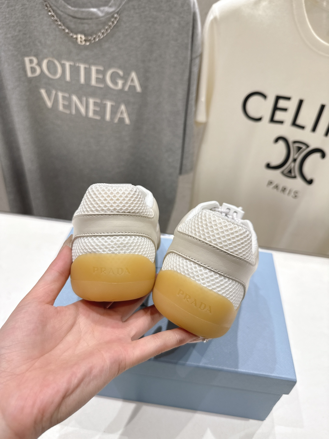 高版本出厂 男码+10 prada/普拉达F034 26ss新款系带透气情侣款休闲鞋运动鞋这款运动鞋延续