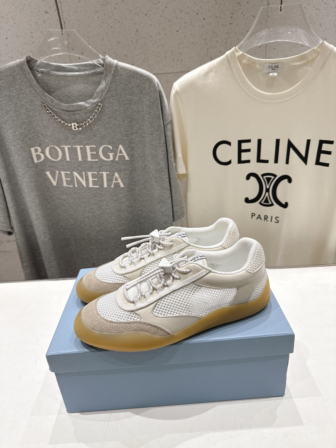 高版本出厂 男码+10 prada/普拉达F034 26ss新款系带透气情侣款休闲鞋运动鞋这款运动鞋延续