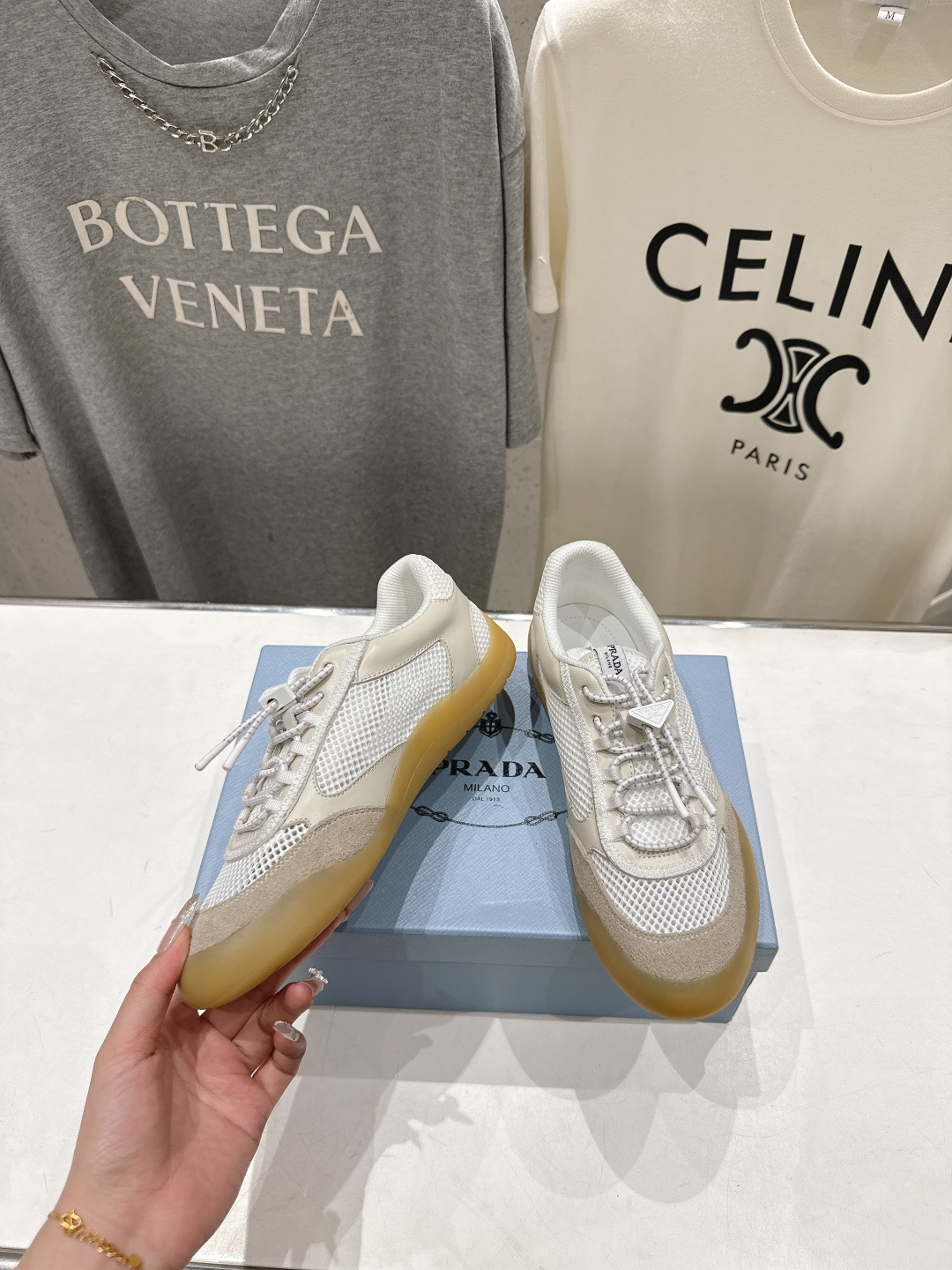 高版本出厂 男码+10 prada/普拉达F034 26ss新款系带透气情侣款休闲鞋运动鞋这款运动鞋延续